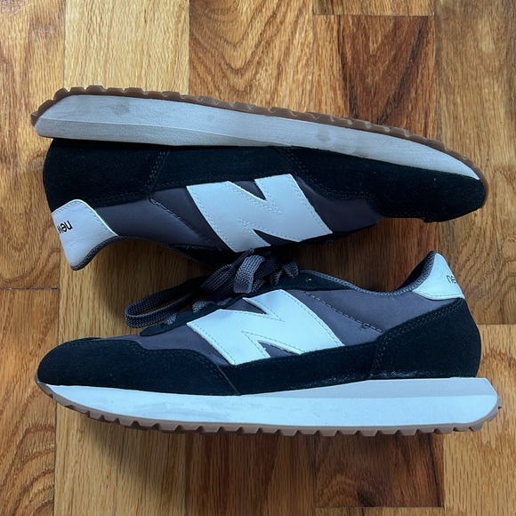 Women’s black and white New Balance Sneakers - almost new condition size 7 - Picture 1 of 8